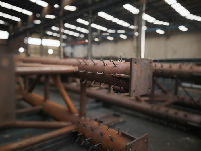 H型鋼梁、格構柱